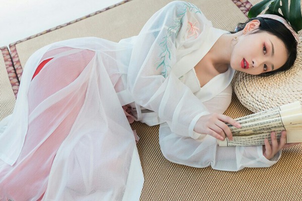 Yun Qianxue listened, and her heart became warm and affectionate. She liked the lyrics and the melody of this song.